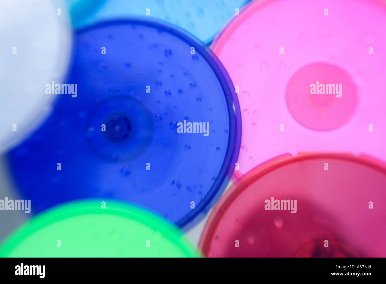 CD DVD Container PODZ Produkt Swimmingpool mit Wasser bespritzt Stockfoto