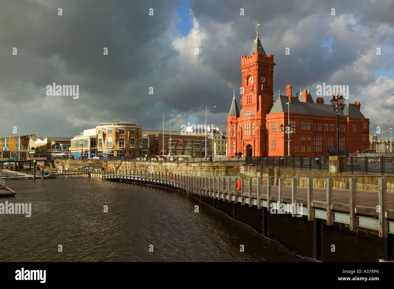 Dunkle Wolken hinter die Pierhead Gebäude Cardiff Bay Wales UK Stockfoto