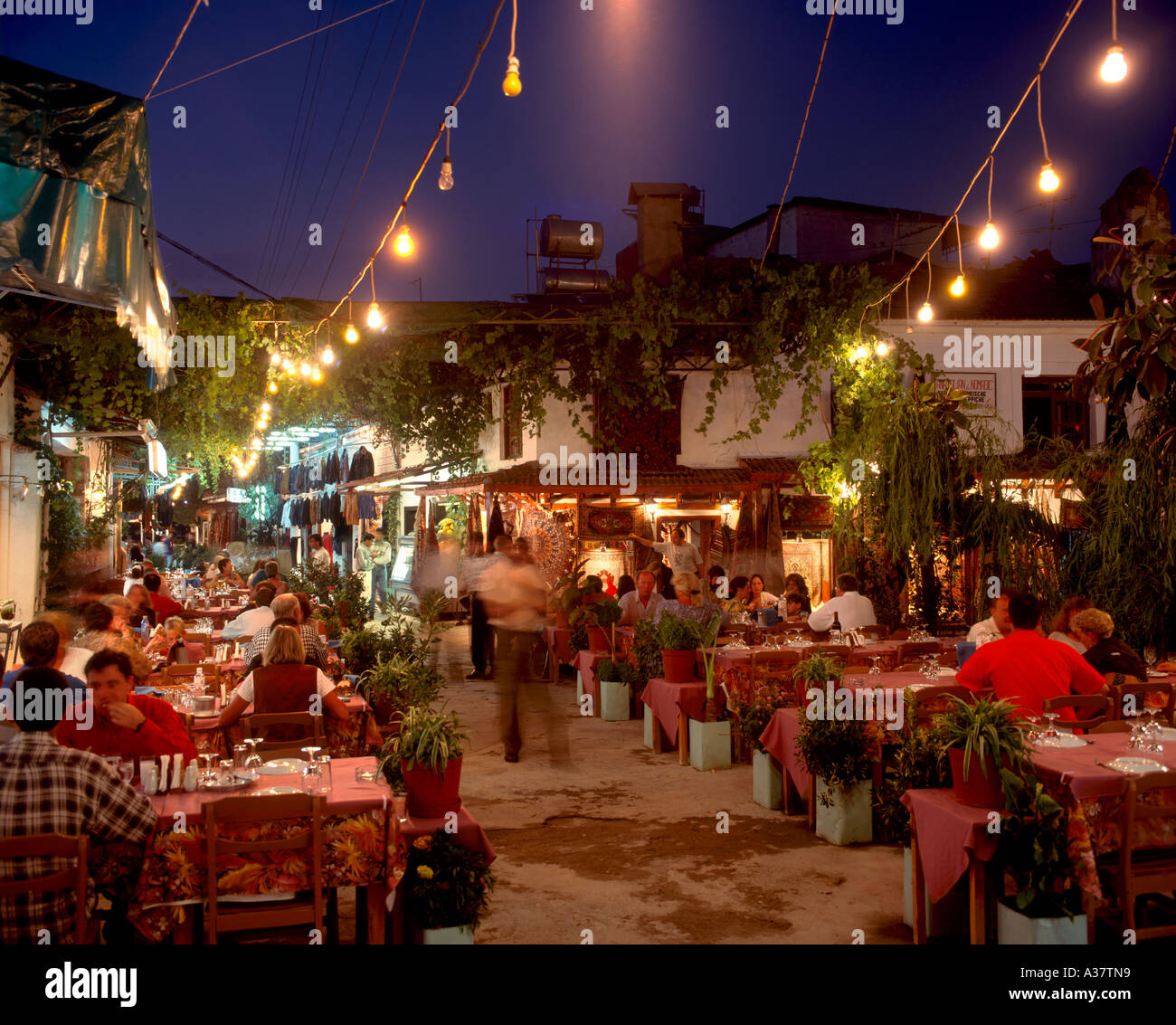 Restaurants und Geschäfte bei Nacht, Altstadt, Fethiye, Türkei Stockfoto