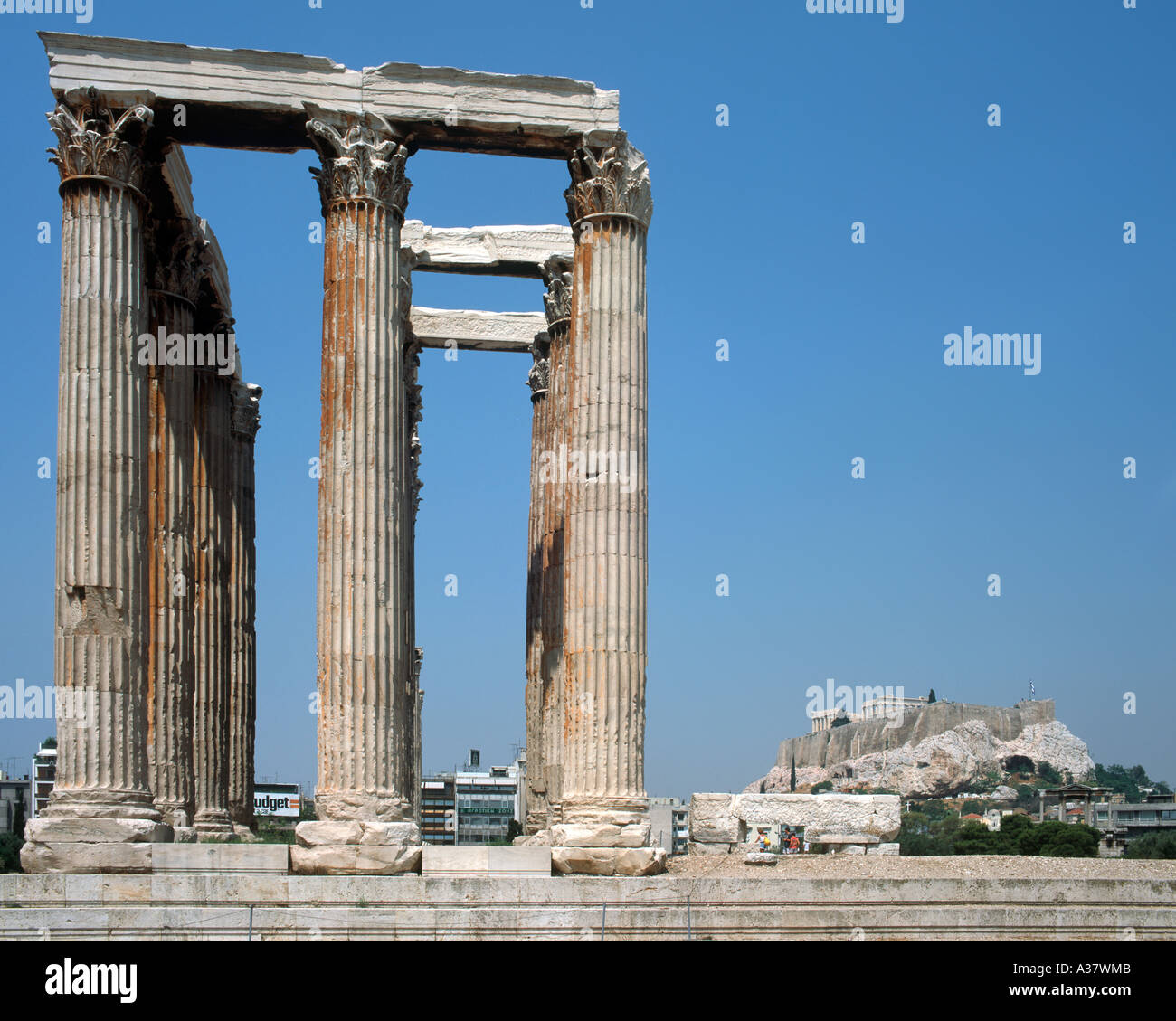 Tempel des Olympischen Zeus mit der Akropolis in den Hintergrund, Athen, Griechenland Stockfoto