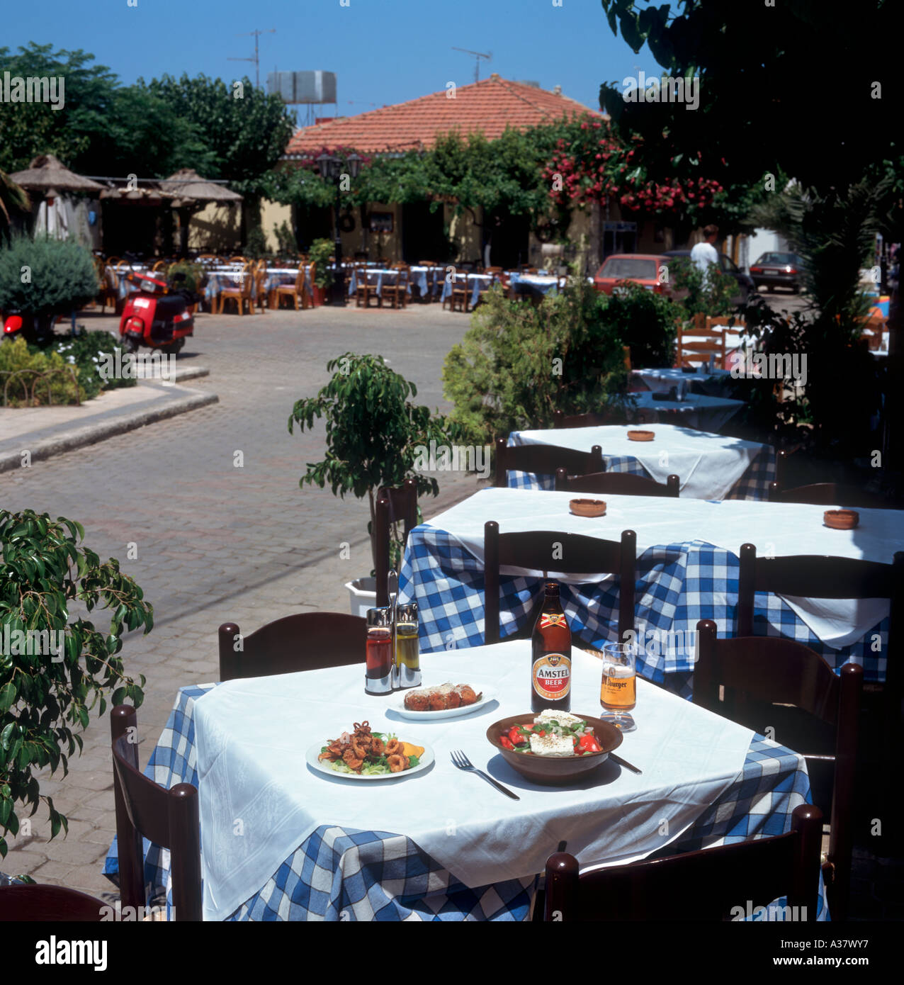 Taverne in den wichtigsten Platz der alten Hersonissos Village, Kreta ...