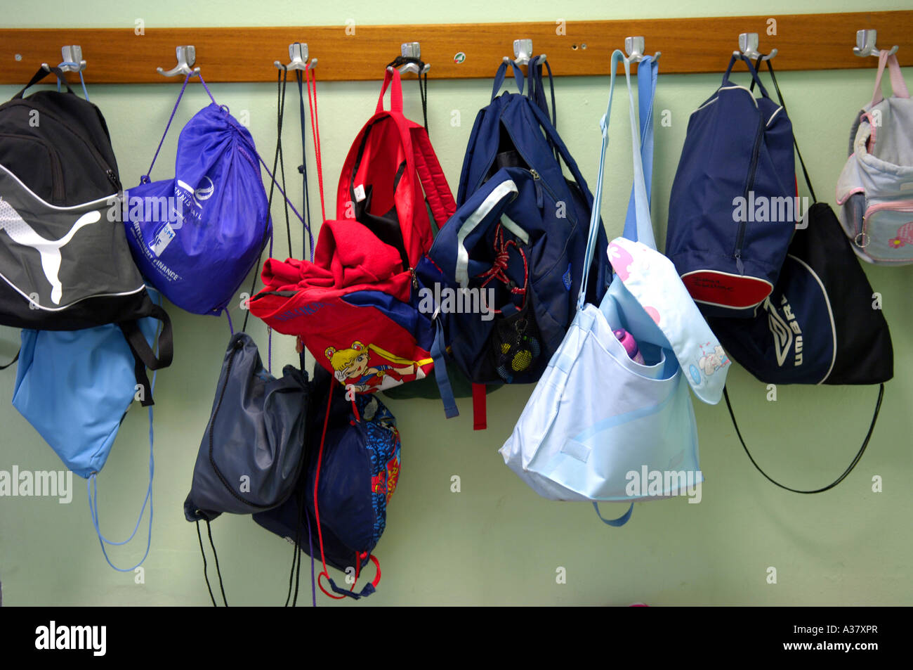 Garderobe Schultaschen Bildung Pe Kits Coathooks Gepäck Farbe Farbe  horizontal hängenden Haken Stockfotografie - Alamy