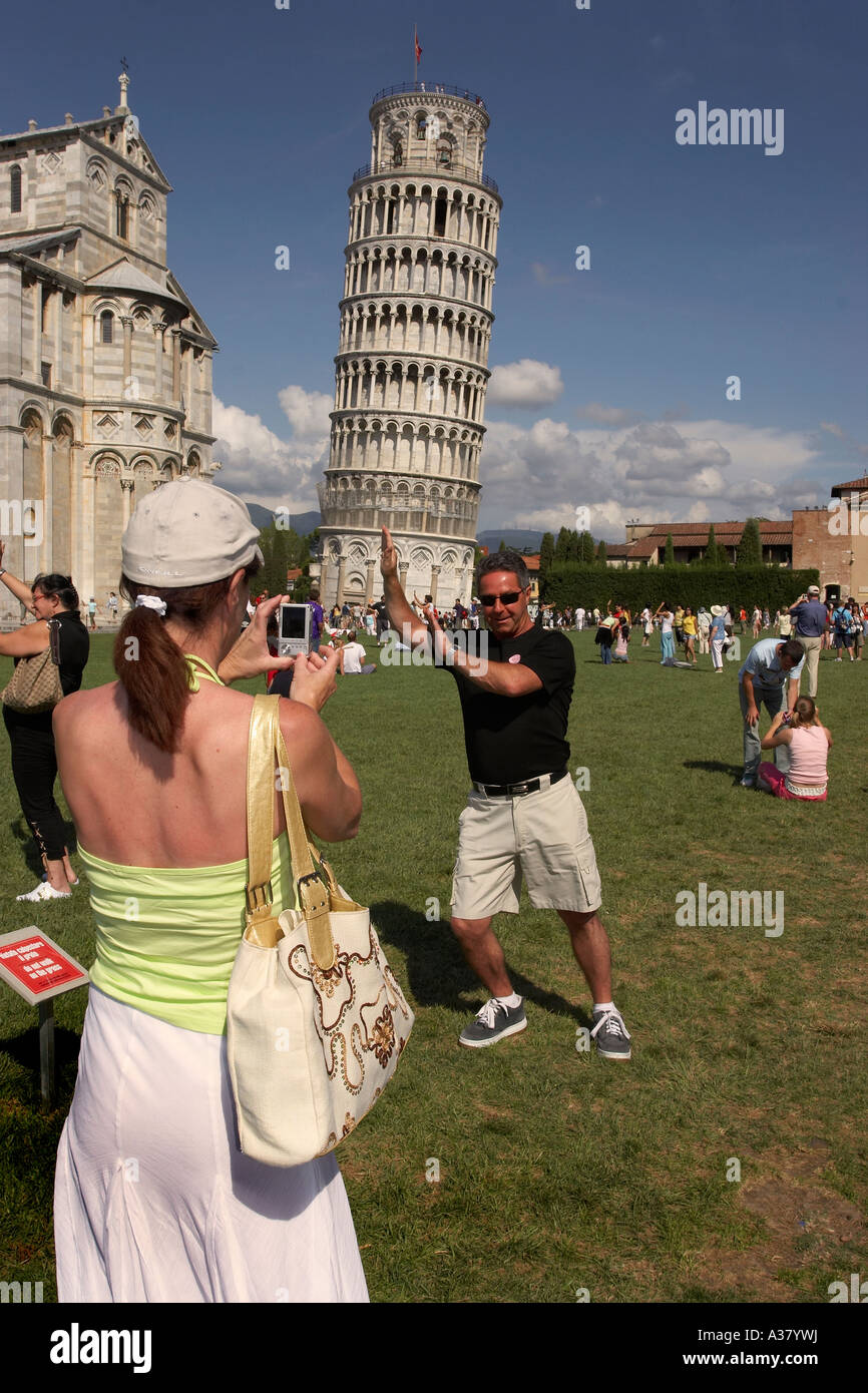 Pisa Turm mit Touristen Stockfoto