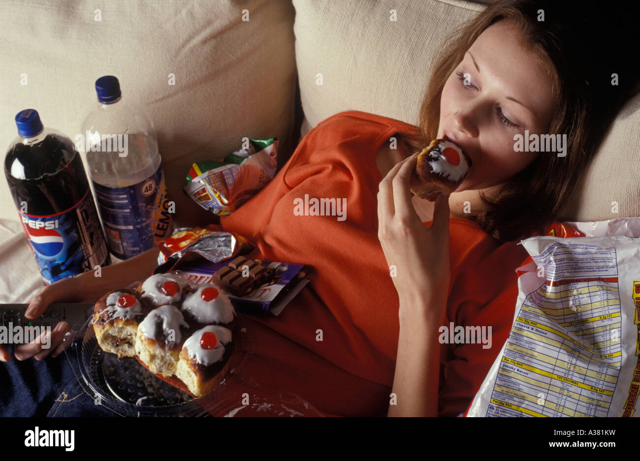 Mädchen binging auf Junk-Lebensmittel Stockfoto