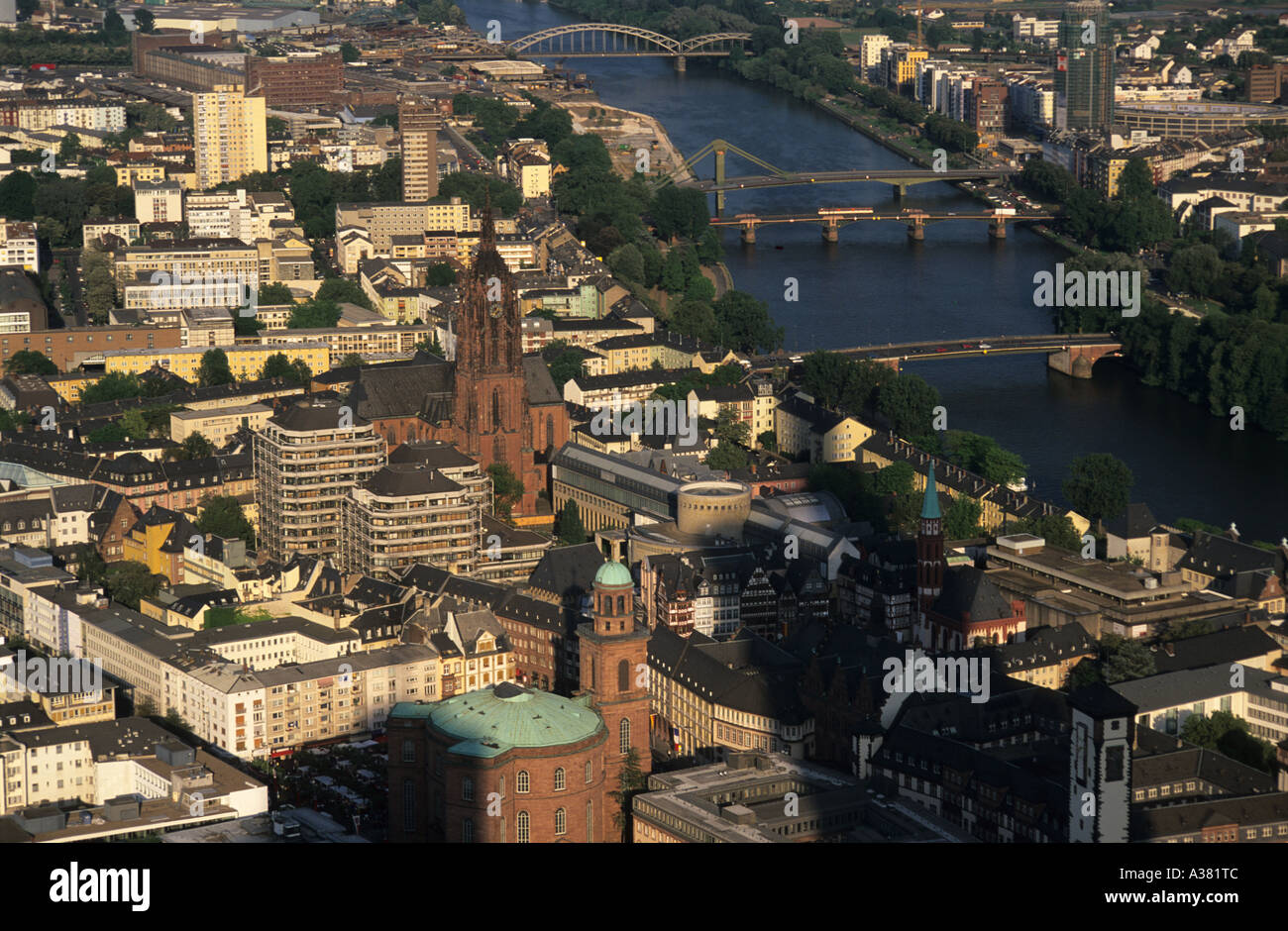 Luftaufnahme des Frankfurter Kirchen und Mainufer Stockfoto