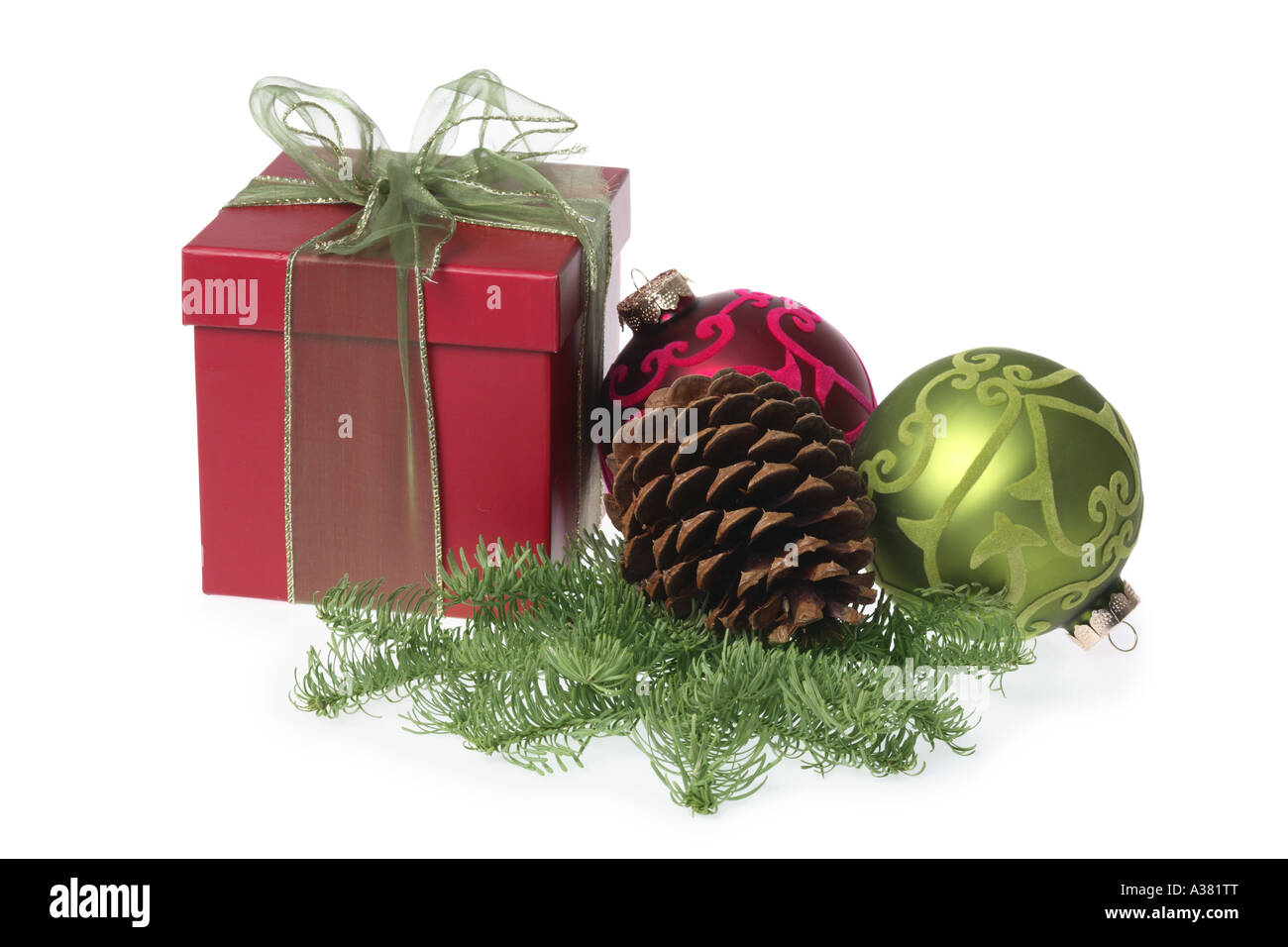 Weihnachtsgeschenk, Tannenzapfen, Äste und Ornamente Stockfoto