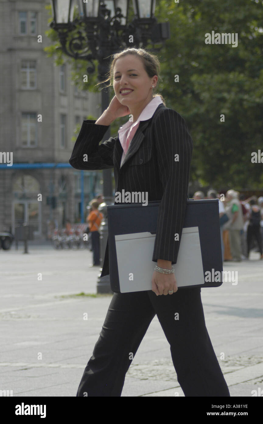 Junge Frau Geschaeftsfrau Aktenmappe Termin Stockfoto