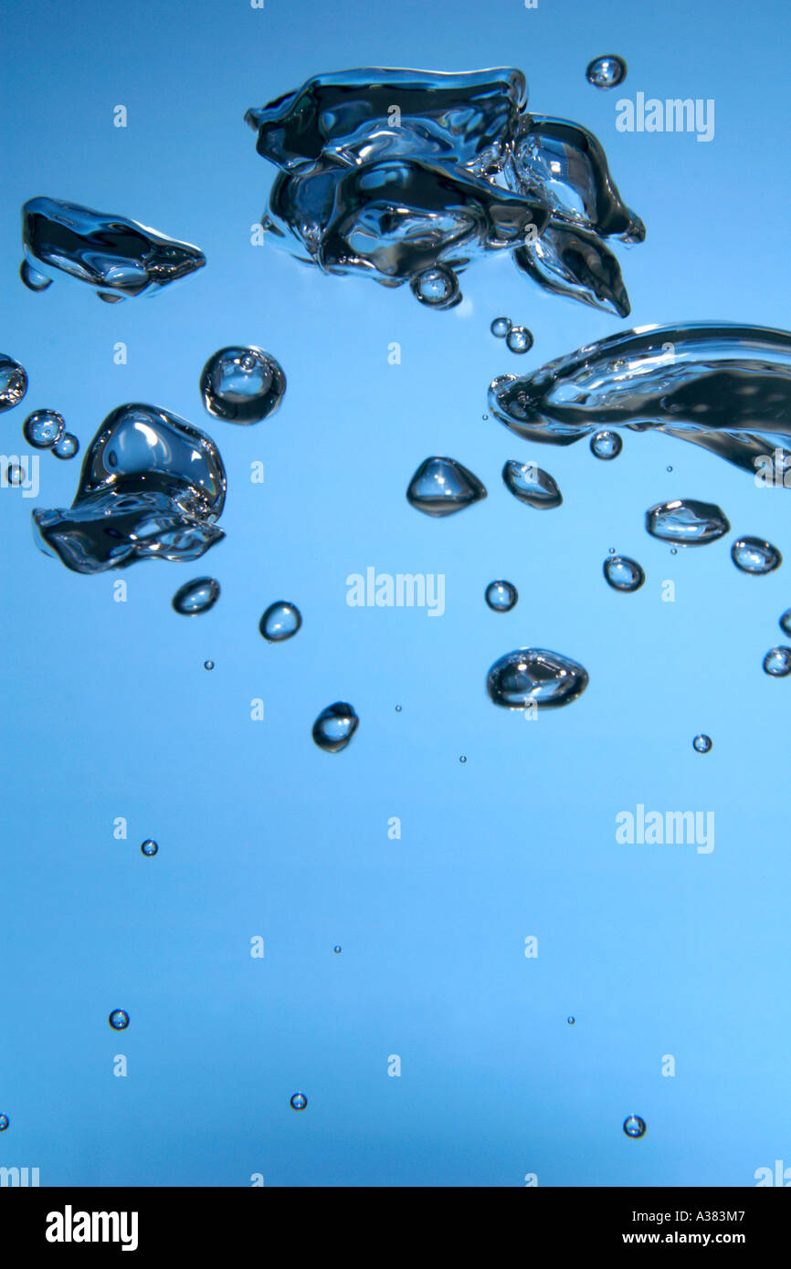 Luftblasen steigen unter Wasser Stockfoto