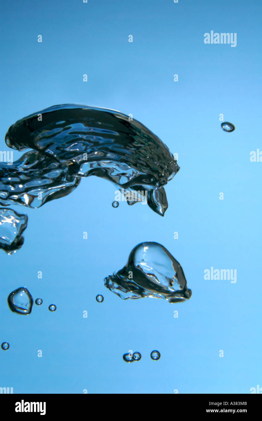 Luftblasen steigen unter Wasser Stockfoto