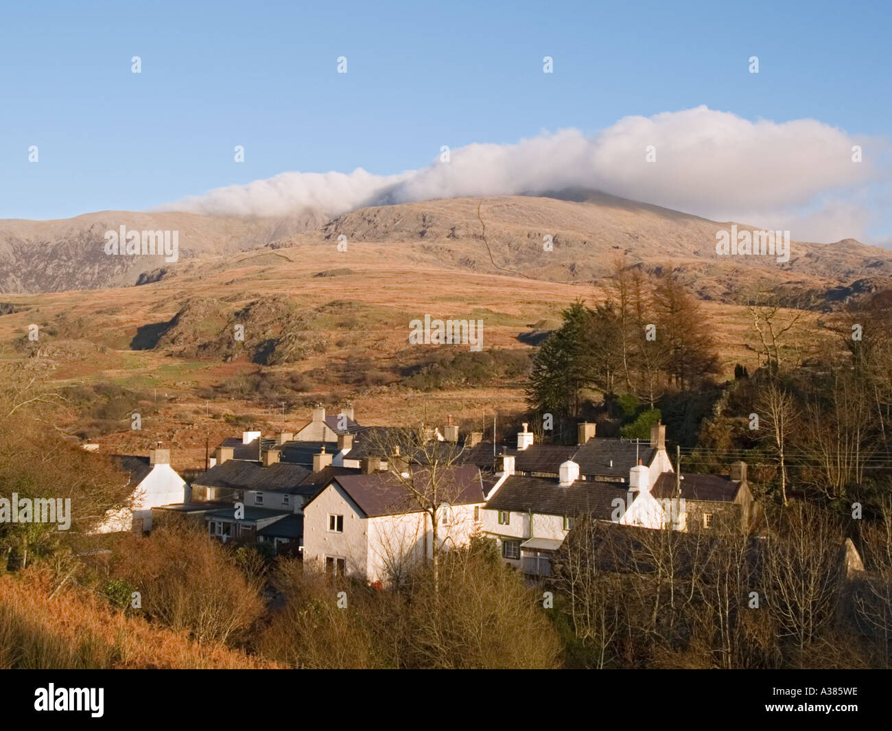 Dächer der Häuser des Dorfes im Tal unten Mt Snowdon Snowdonia 'National Park' Rhyd Ddu Gwynedd North Wales UK eingebettet Stockfoto