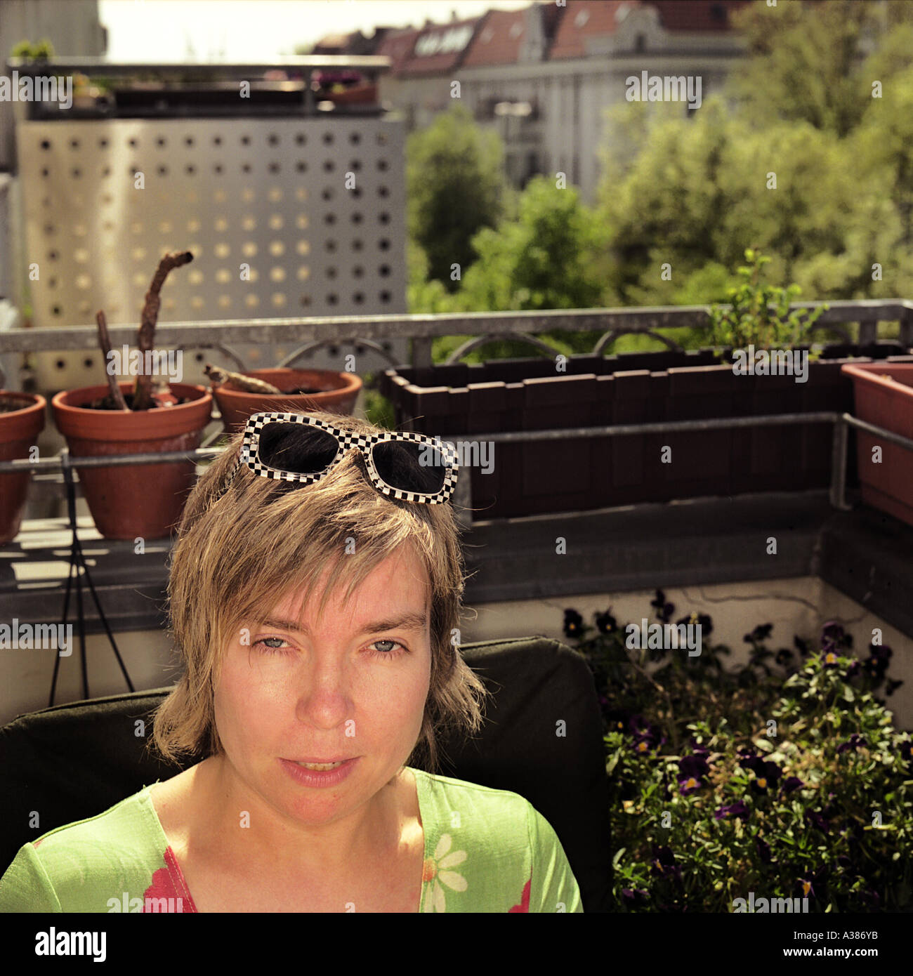 Danuta Schmidt auf ihrem Balkon Stockfoto