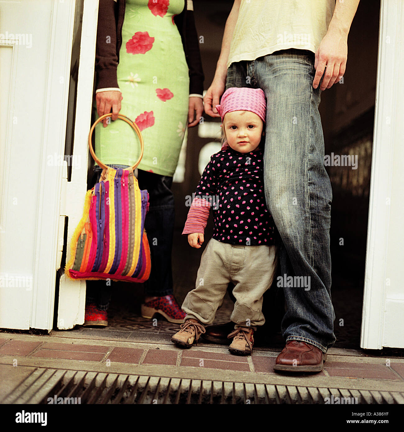 Familie mit Kind vor dem Verlassen ihrer townflat Stockfoto