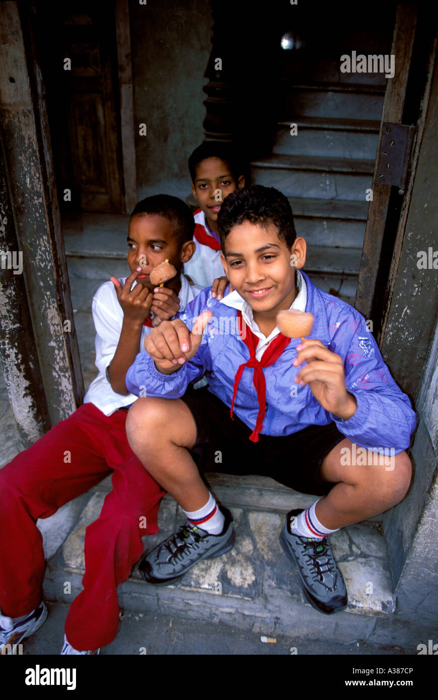 3 kubanische jungen hängen nach der Schule essen Eis Stockfoto
