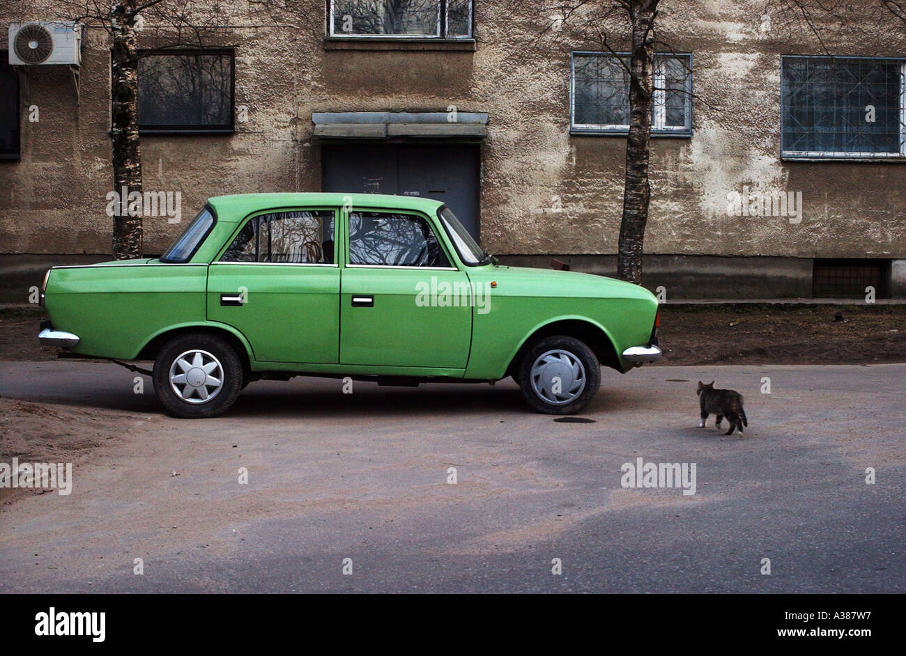 Ein altes russisches Auto in der Grenze Narva in der Nähe von Russland Stockfoto