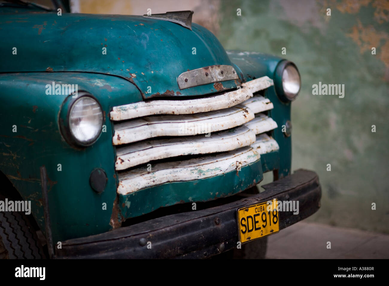 Blick auf einen türkisfarbenen Lkw Kühlergrill Stockfoto