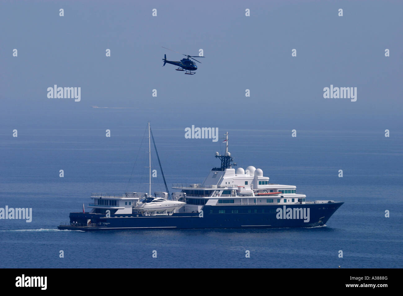 Private Luxus-Yacht und Hubschrauber. Stockfoto