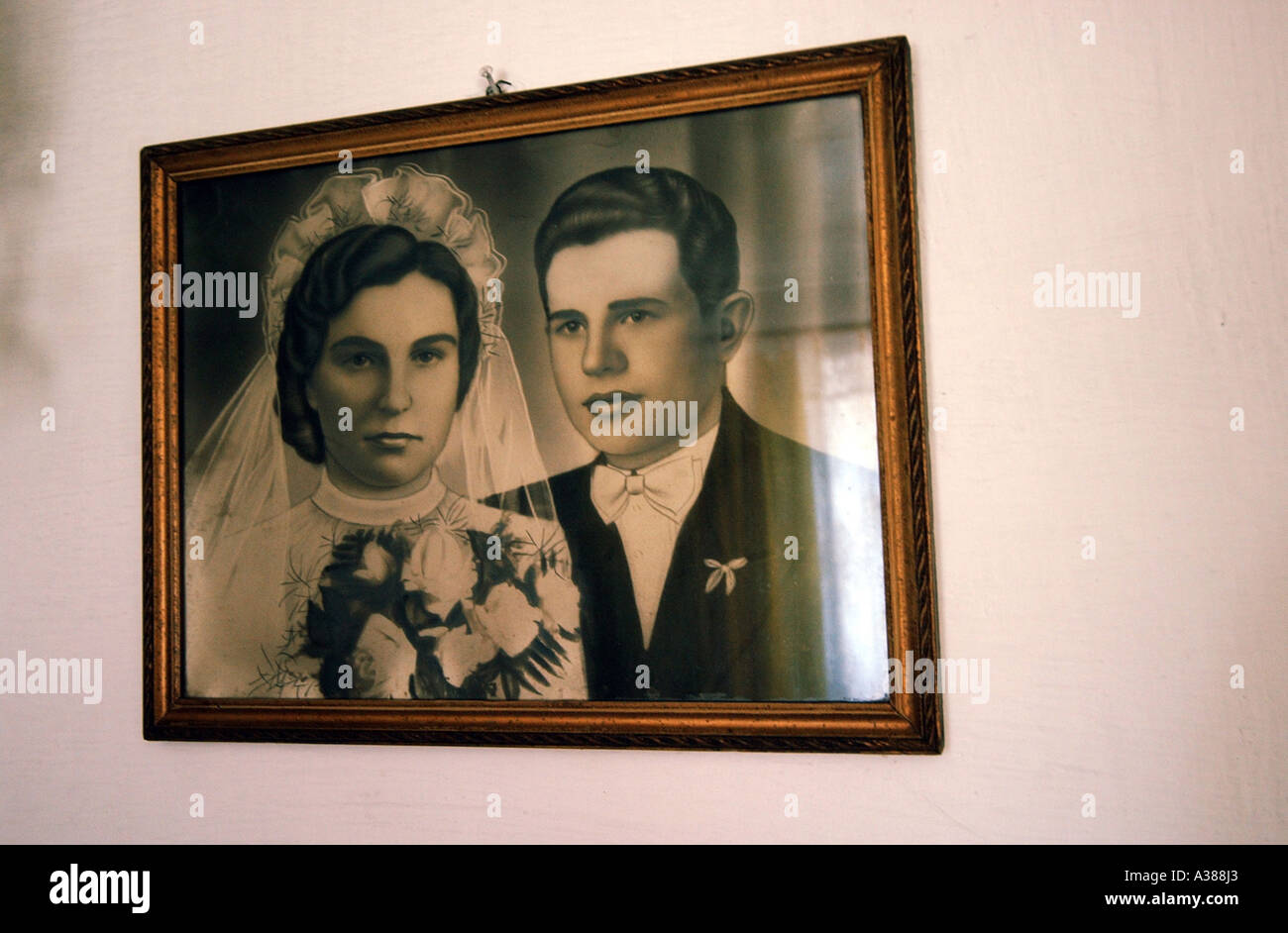 Hochzeitsbild eines Paares in einem polnischen Haus Stockfoto