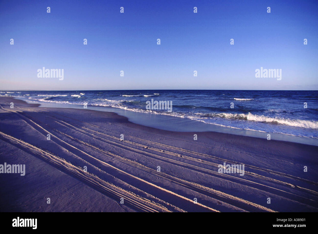 Auto am Strand Canoa Quebrada Brasilien verfolgt Stockfoto