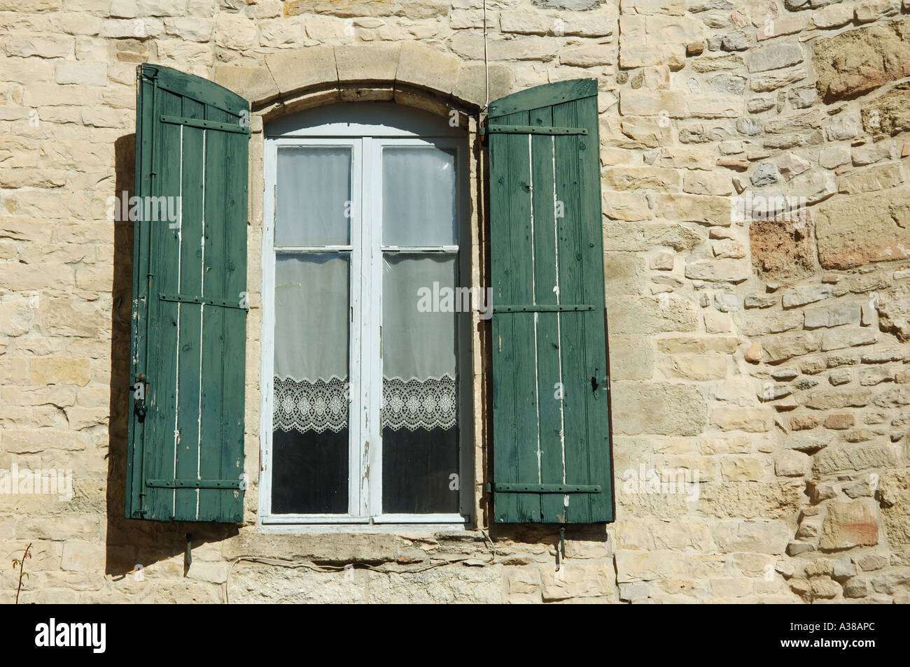 Fenster mit offenen grünen hölzernen Fensterläden Calvisson Gard Frankreich Stockfoto