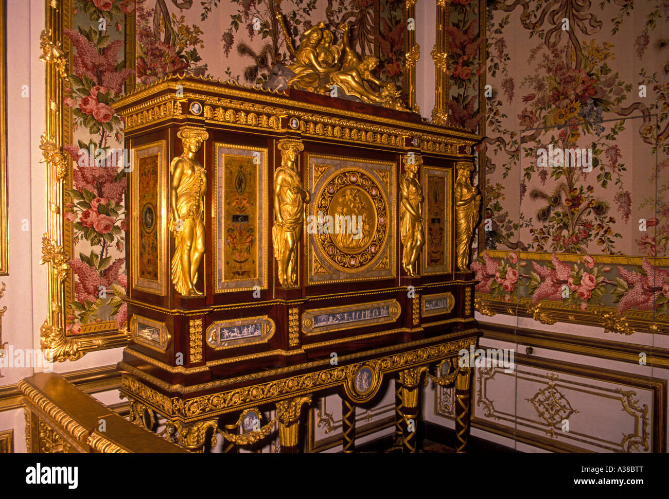 Juwel Schrank im Schlafgemach der Königin das Schlafzimmer der Königin in der Queen's Grand Apartments im Palast von Versailles Versailles in der Ile-de-France in Frankreich Stockfoto