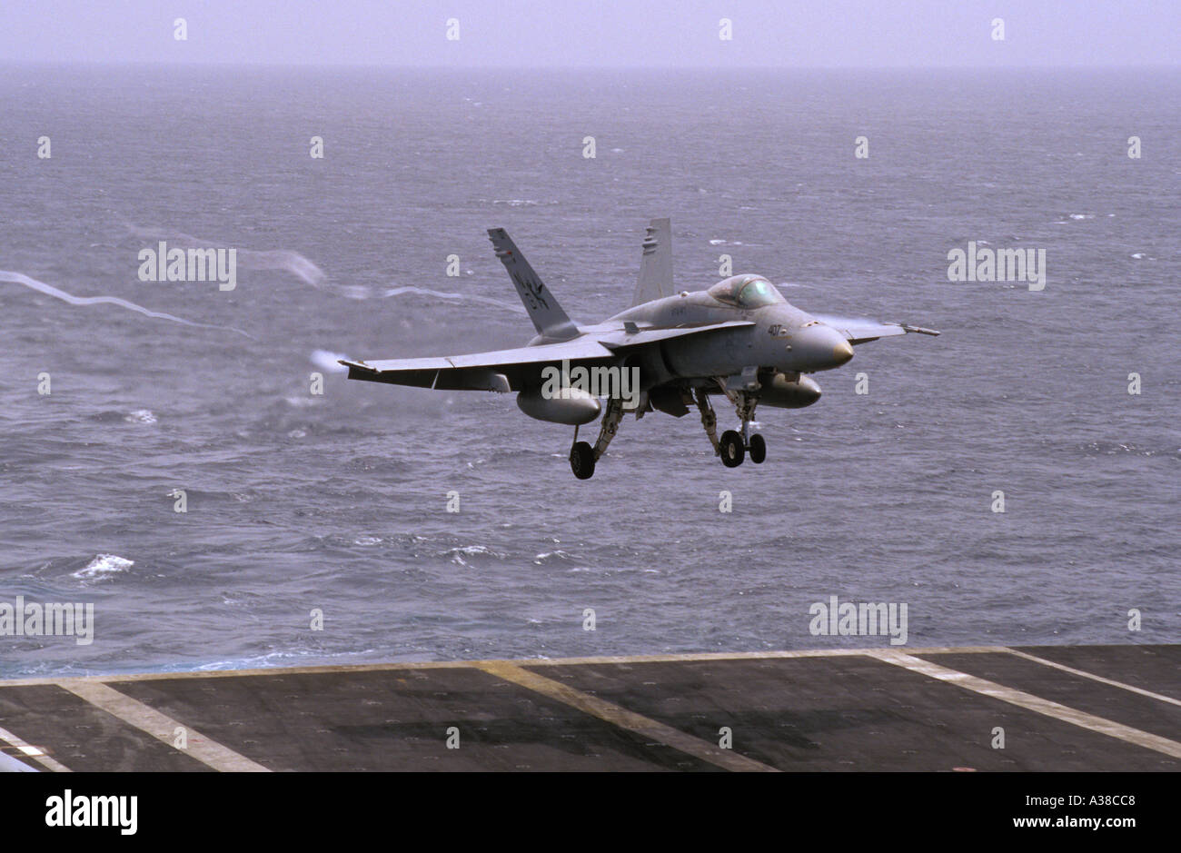 F-A-18 Hornet Landung auf einem Flugzeugträger Nimitz CVN-68 Stockfoto