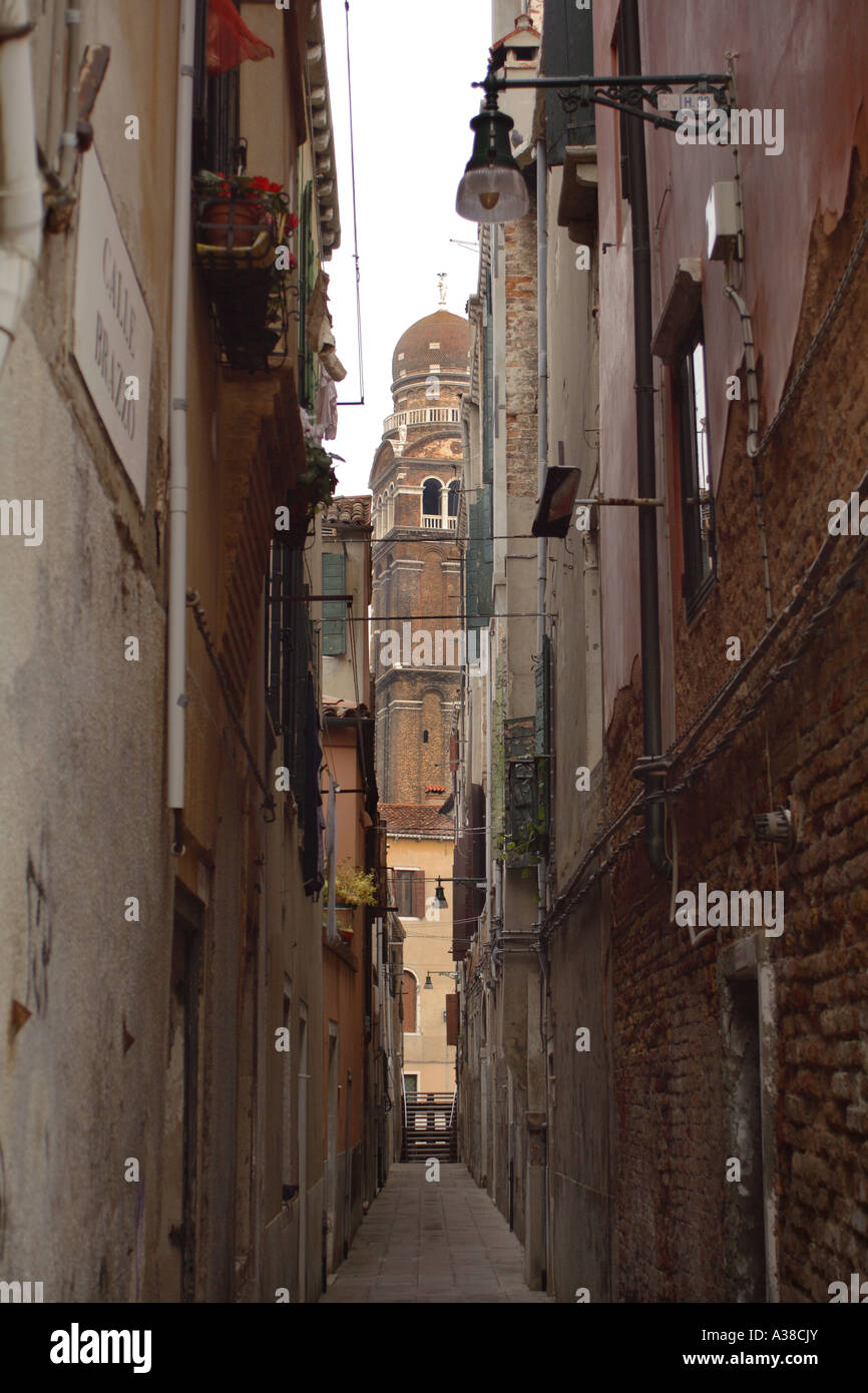 Sehr schmale Calle Venedig Italien Stockfoto