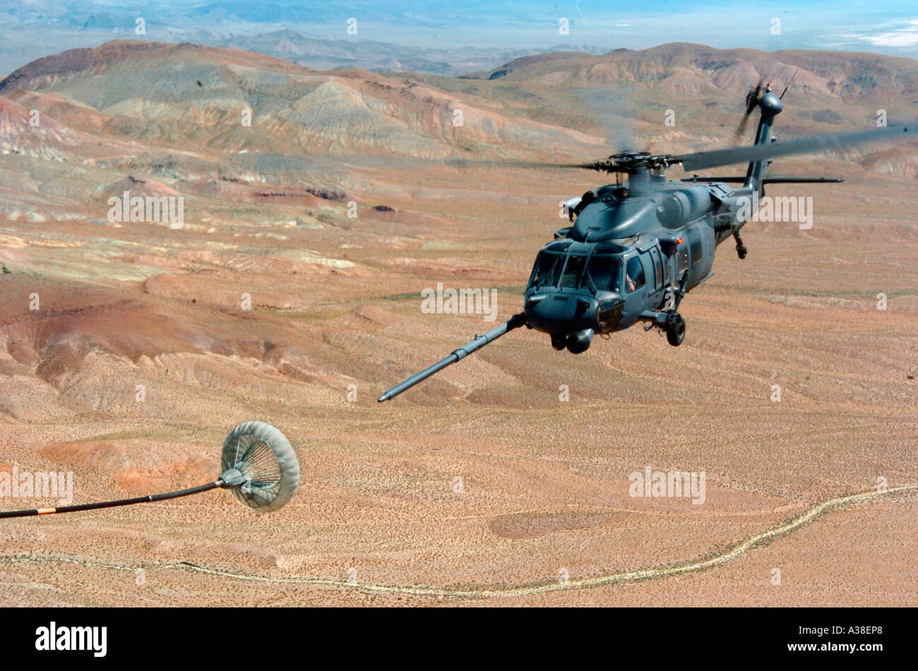 Pave Hawk Hubschrauber einen Betankung Korb nähert sich der Vorbereitung im Flug zu tanken. DoD-Foto Stockfoto