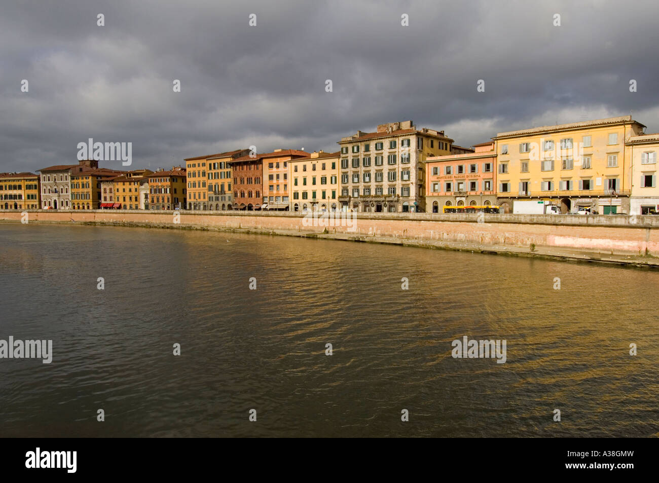 Traditionellen Gebäuden entlang des Flusses Arno in Pisa - der Ponte di Mezzo (mittlere Brücke) entnommen. Stockfoto