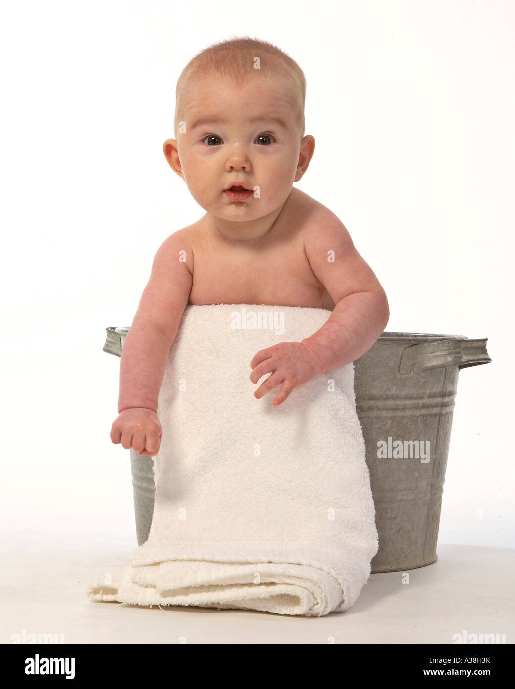 Baby in alte Mode-Badewanne Stockfoto