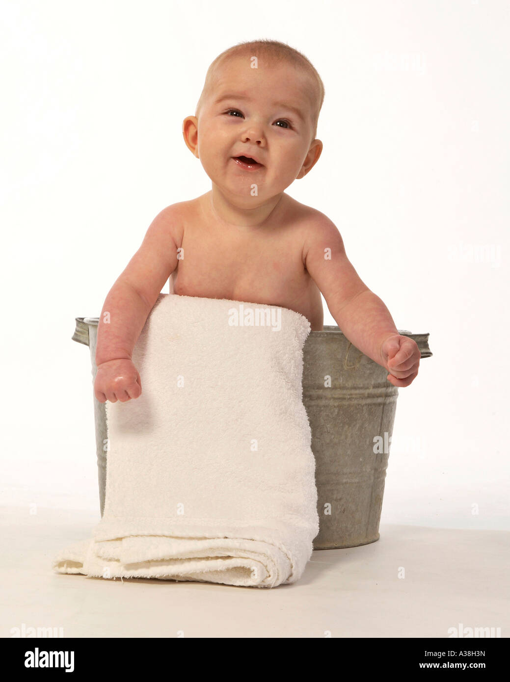 Baby Boy in alte Badewanne Stockfoto