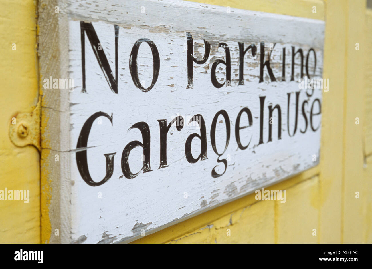 Stilvolle handbemalt Bekanntmachung über die gelbe Tür oder Wand Verkündigung kein Parkplatz Garage im Einsatz Stockfoto