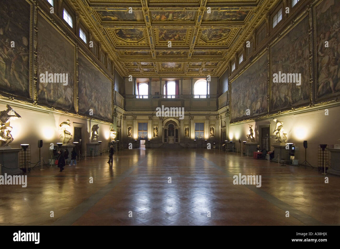 Ein Blick auf den Salone dei Cinquecento im Inneren des Palazzo Vecchio in Florenz zeigt die gestrichenen Wände und Decke. Stockfoto