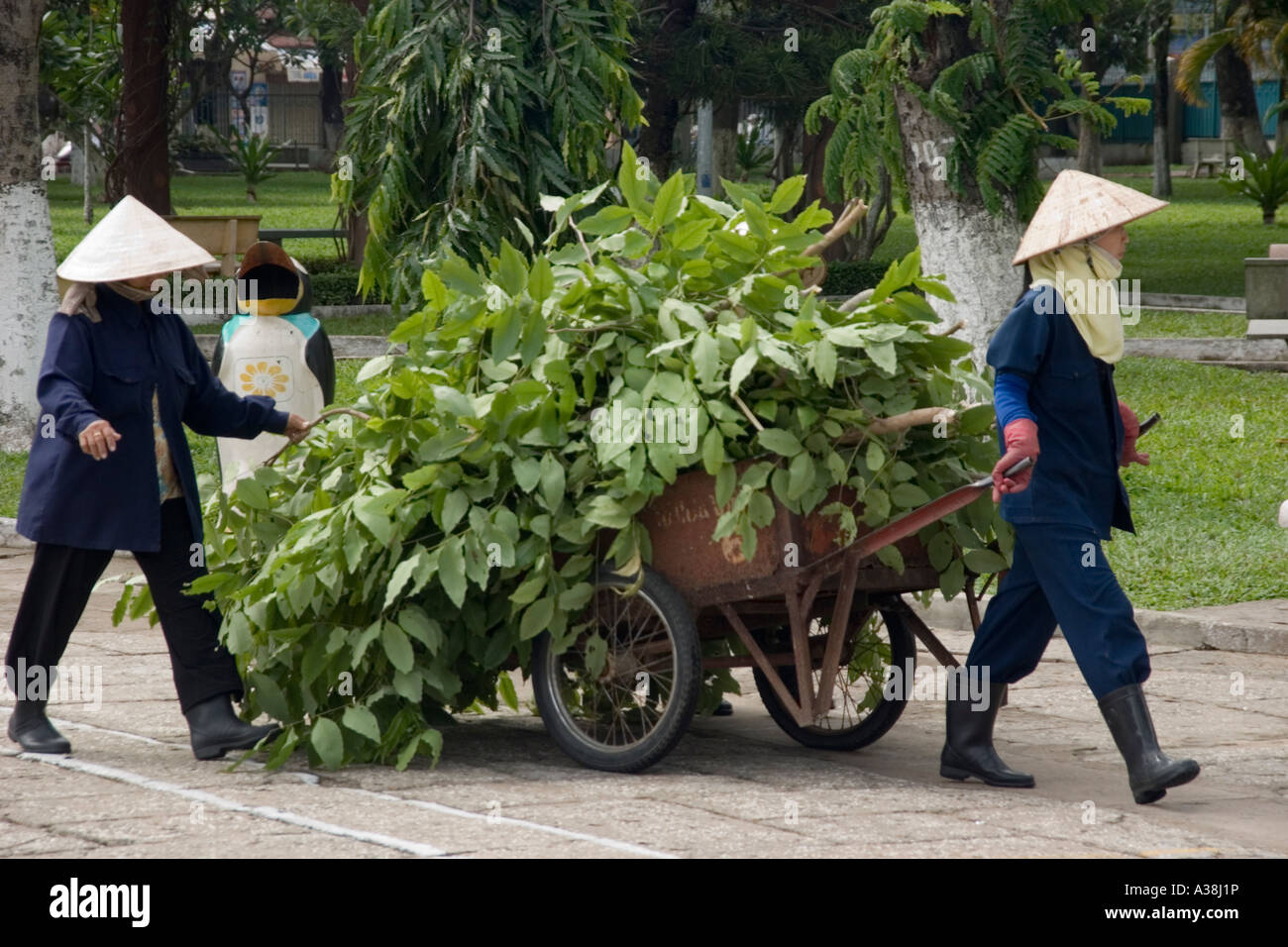 FrauenGärtner, die Beseitigung von Schutt in Saigon park
