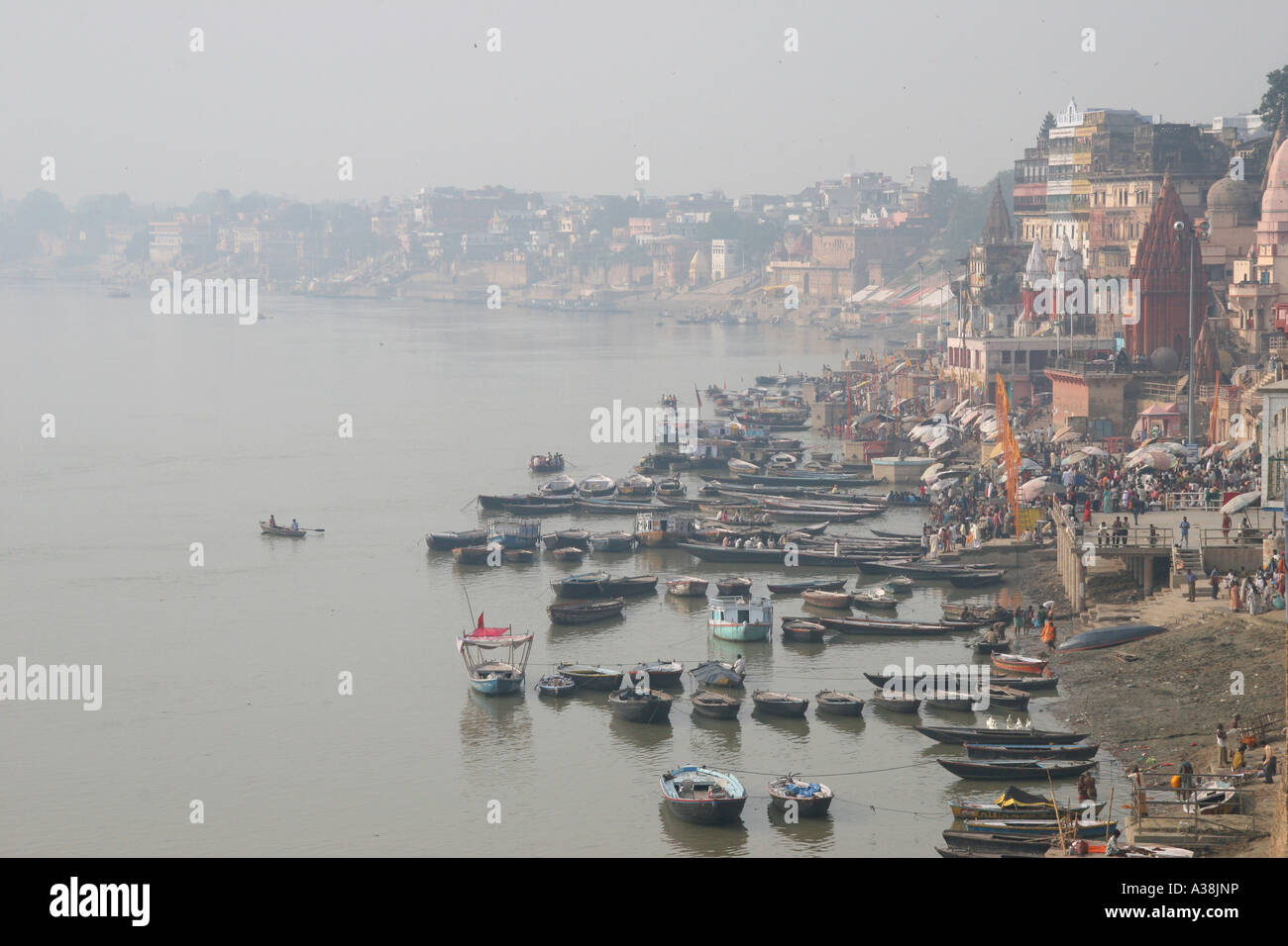 Luftaufnahme der Ghats und Fluss Ganges, Varanasi, Uttar Pradesh, Indien Stockfoto