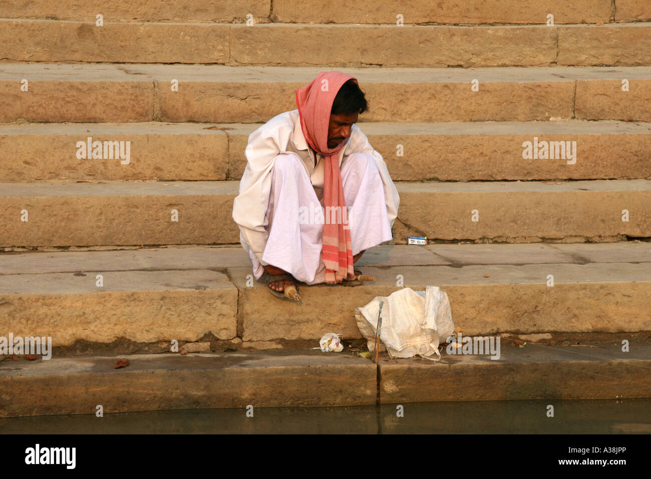 Lokale Mann Angeln am Ufer des Flusses Ganges, Varanasi, Uttar Pradesh, Indien Stockfoto