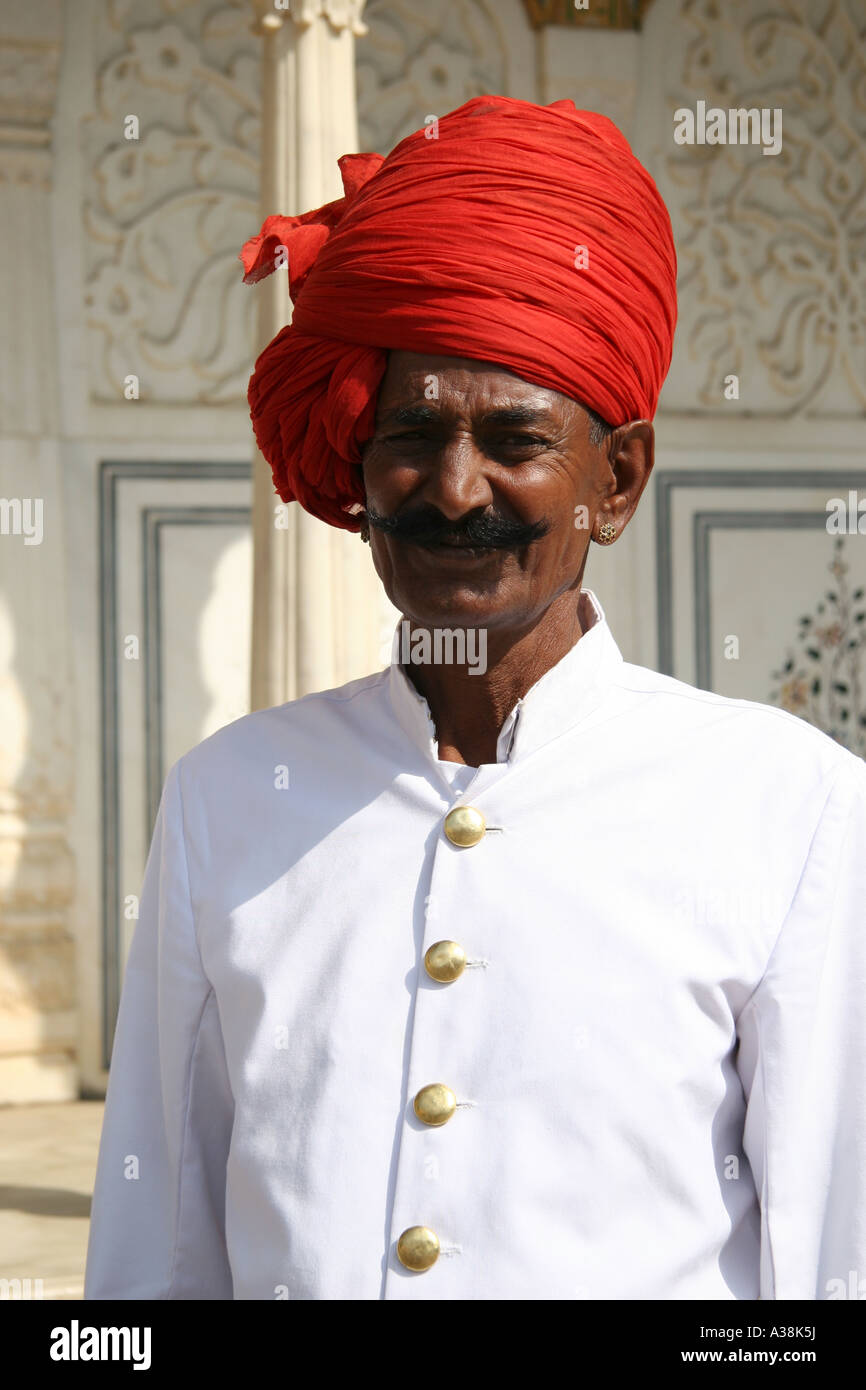 Palastwache am Rajendra Pol Tor, City Palace im Zentrum von Jaipur, die rosa Stadt von Indien Stockfoto