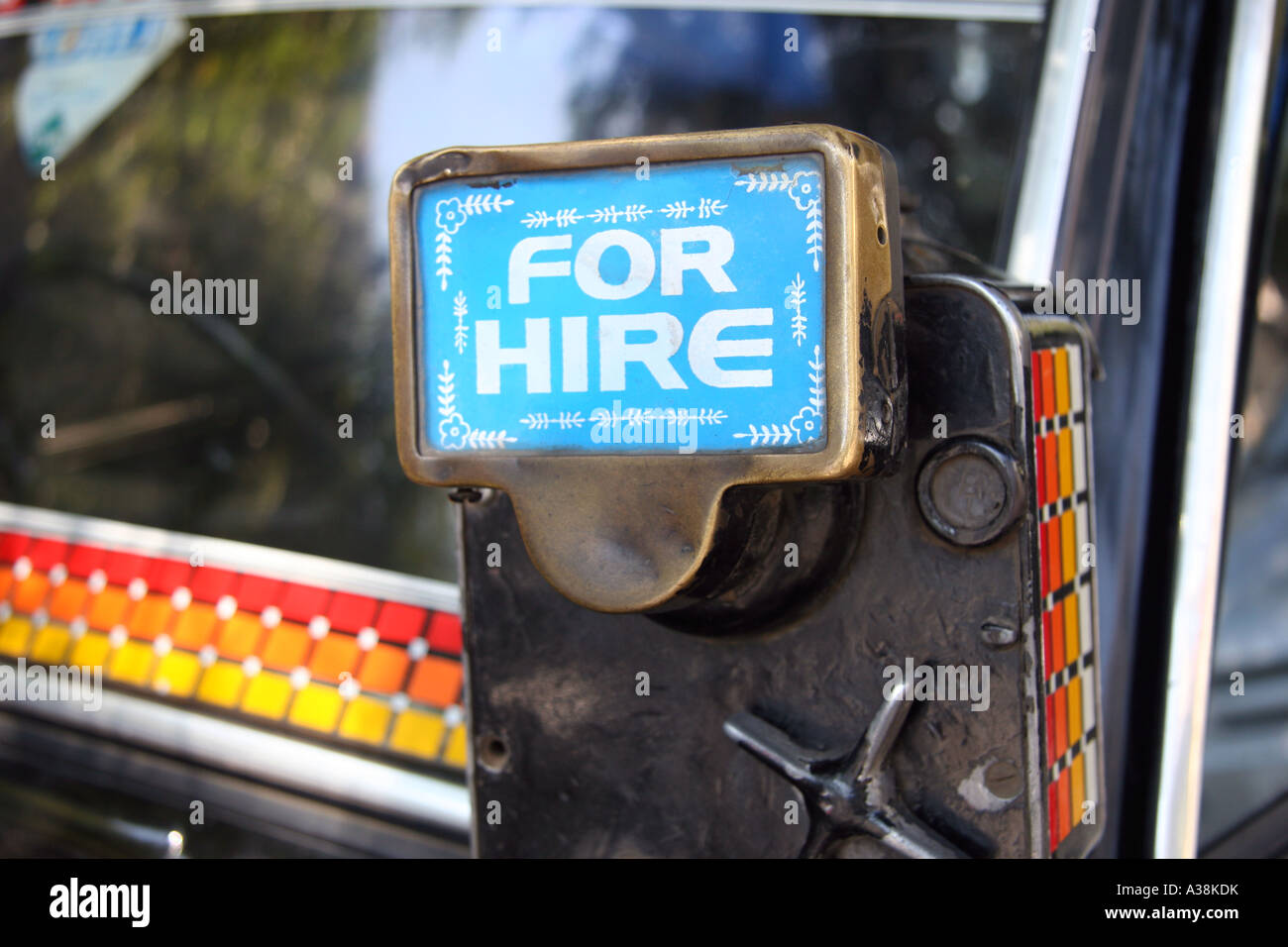 "Zur Miete" Zeichen für Taxi in Mumbai, Maharashtra, India Stockfoto