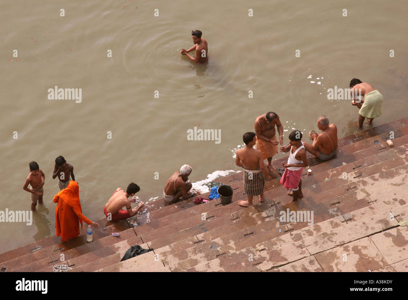 Pilger in den heiligen Fluss Ganges entlang Dasasvamedha Ghat Baden, in den frühen Morgenstunden Varanasi, Uttar Pradesh, Indien Stockfoto