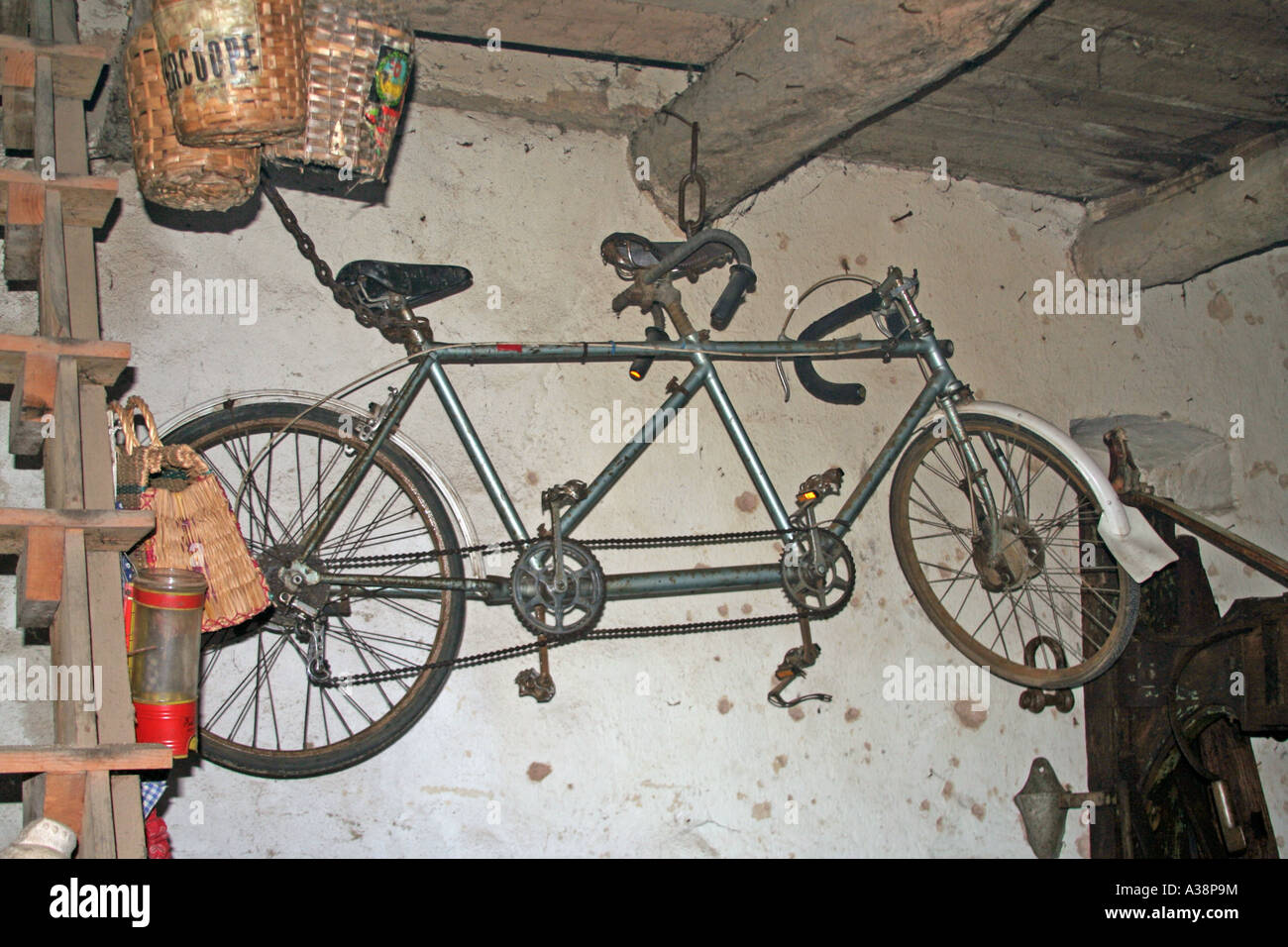 Alten Tandem in einem Antiquitätengeschäft Algarve Portugal Stockfoto