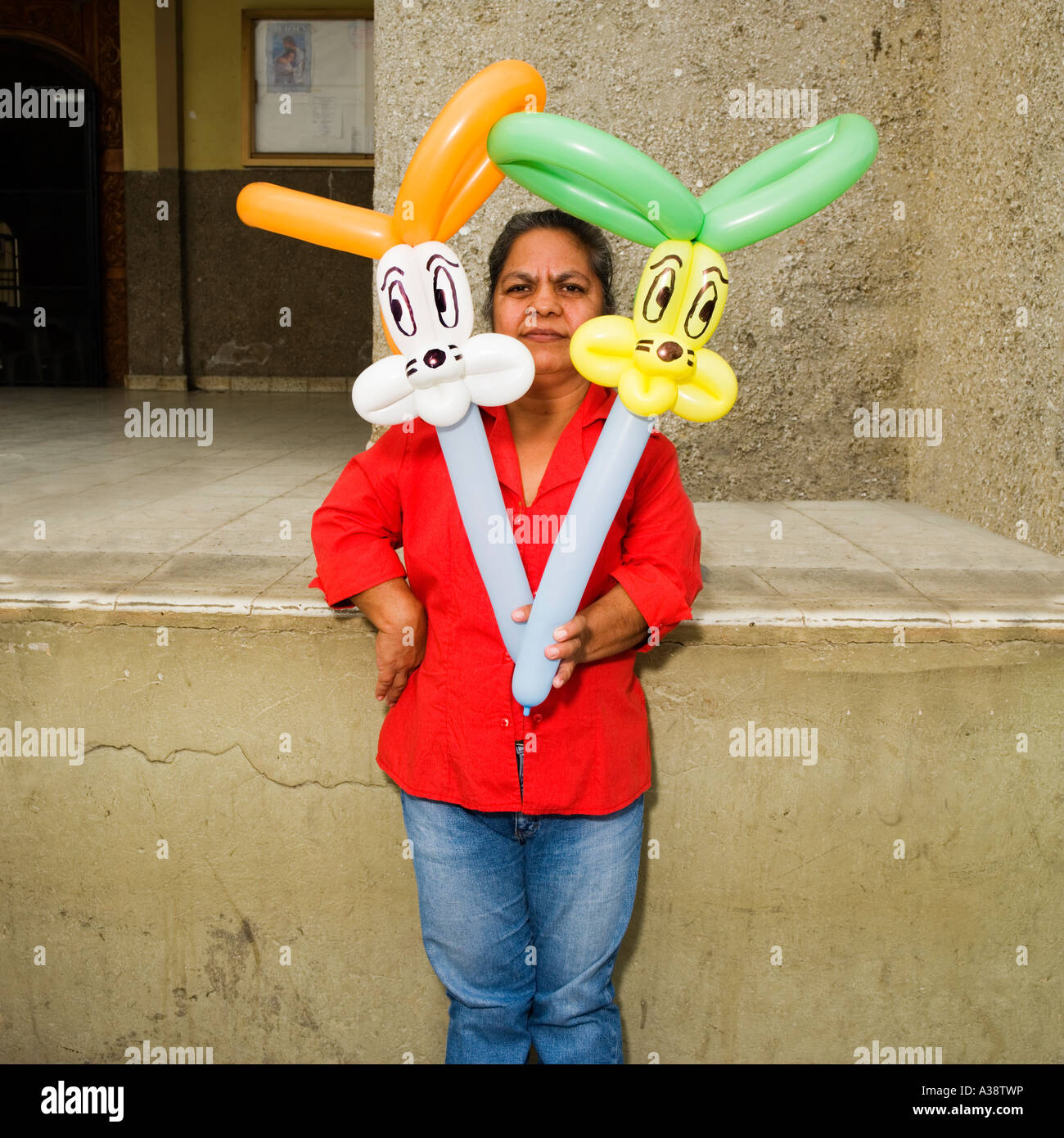 Eine Frau hält Beispiele der Ballon Kunst Kaninchen in Juarez Mazatlan Sinaloa Mexiko Stockfoto