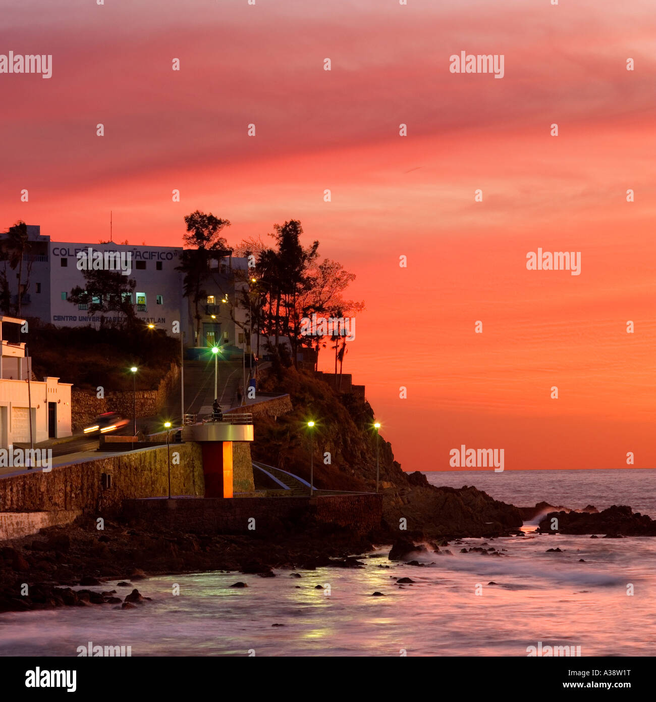 Dramatischen Sonnenuntergang, Blick nach Westen über dem Pazifischen Ozean Mazatlan Sinaloa Mexiko Stockfoto