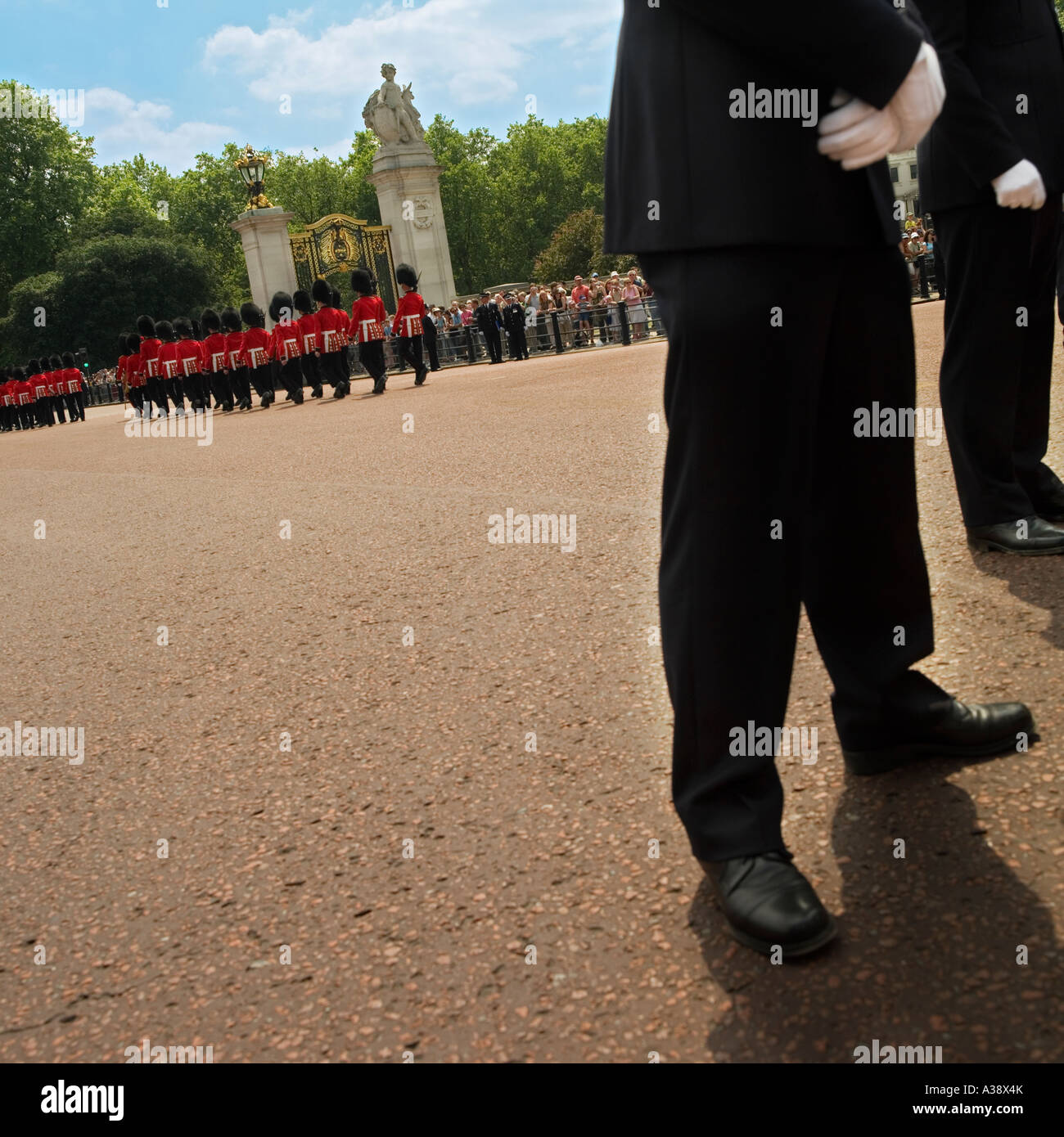 Wachen und Polizei Linie Buckingham Palace, Queens 80 Geburtstag keine Modellfreigabe erforderlich, Ernte, bedeutet Entfernung niemand erkennbar Stockfoto