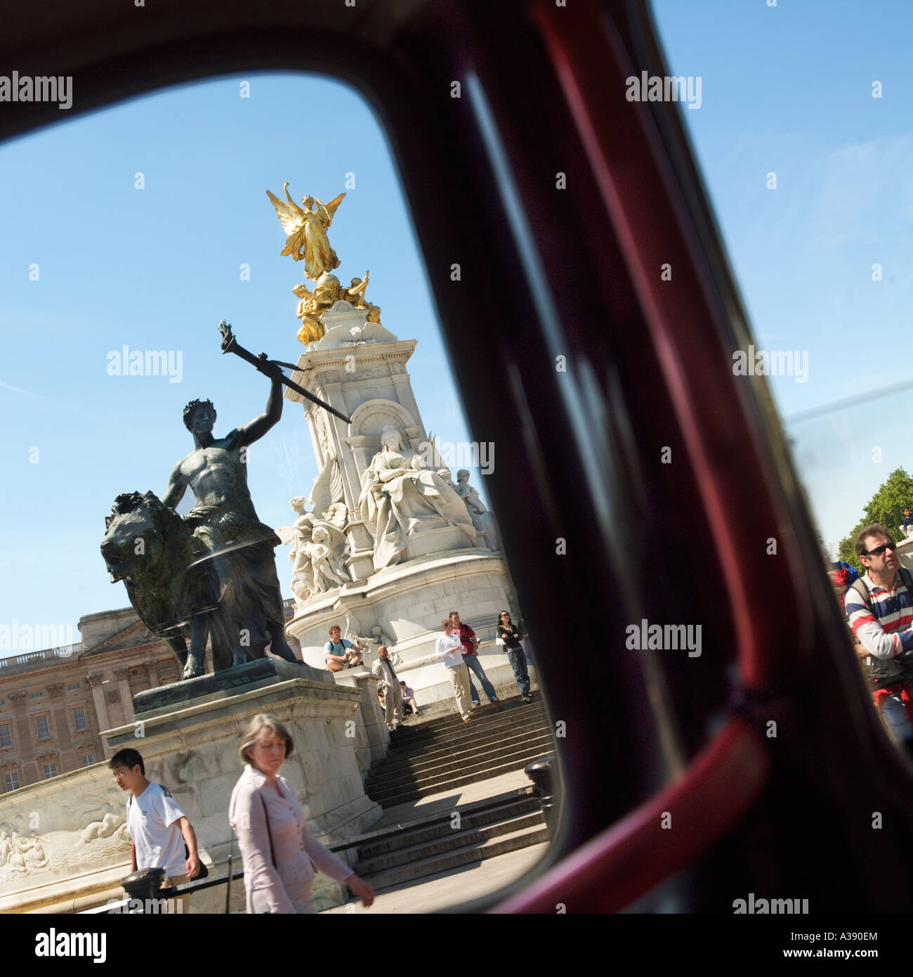 Königin Victoria London England UK Denkmal aus dem Inneren von einem Taxi durch das Fenster vorbei gesehen Stockfoto