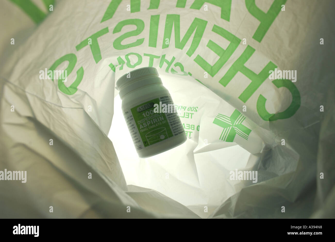 Eine Plastikflasche von Pillen in einer grünen und weißen Plastiktüte aus einer Apotheke Stockfoto