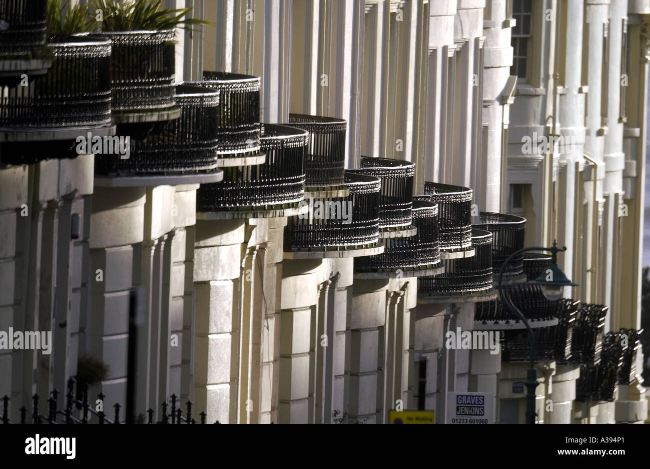 Balkone in Lansdowne Hotel Hove auf einem eleganten gepflegt Straße führt zum Meer Stockfoto