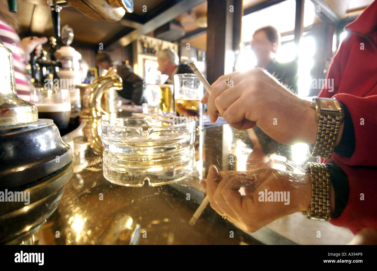 Raucher und Trinker in einem traditionellen britischen Pub in Brighton, East Sussex Stockfoto