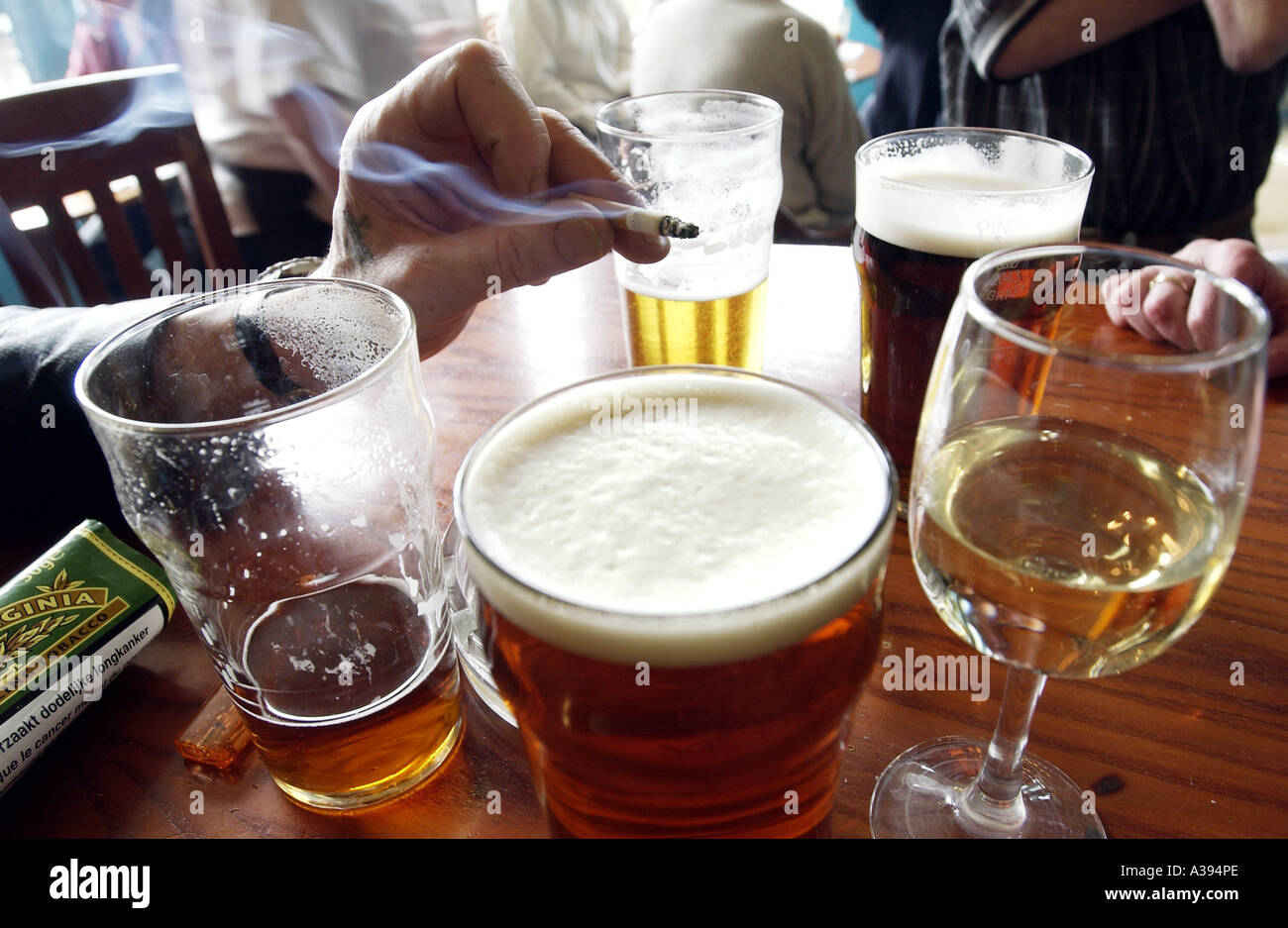 Älterer Mann Rauchen in einem traditionellen britischen Pub in Eastbourne, East Sussex, England, UK, Großbritannien, Stockfoto