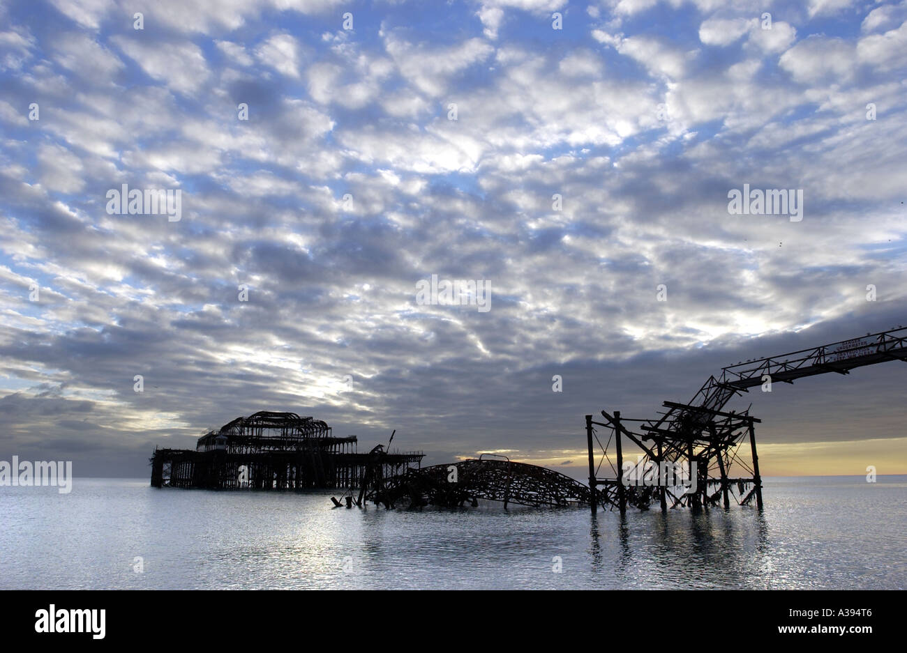 Eine dramatische "Makrele Luftraum" Wolkenformation über die Silhouette der West Pier in Brighton, in einem Brandanschlag zerstört. Stockfoto