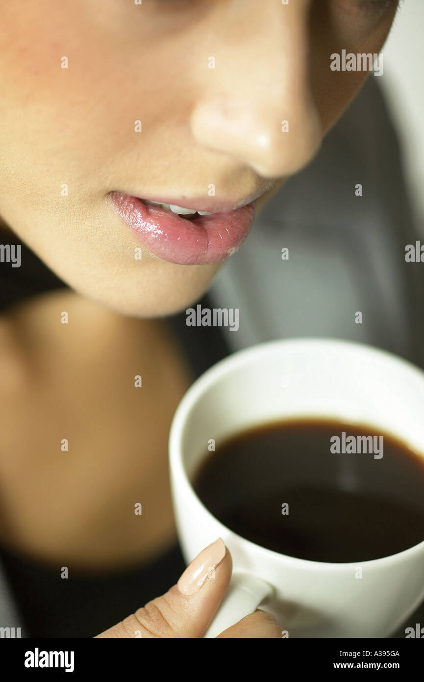 Eine Tasse Kaffee ist Frau lib geschlossen. Stockfoto