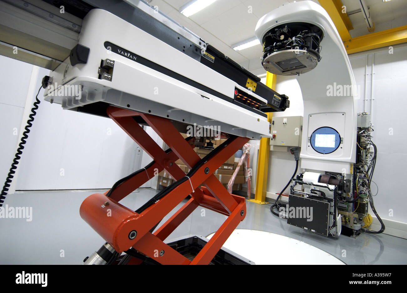 Ausrüstung von Varian Medical Systems, dem weltweit führenden Hersteller von Strahlentherapie zur Behandlung von Krebs. Stockfoto
